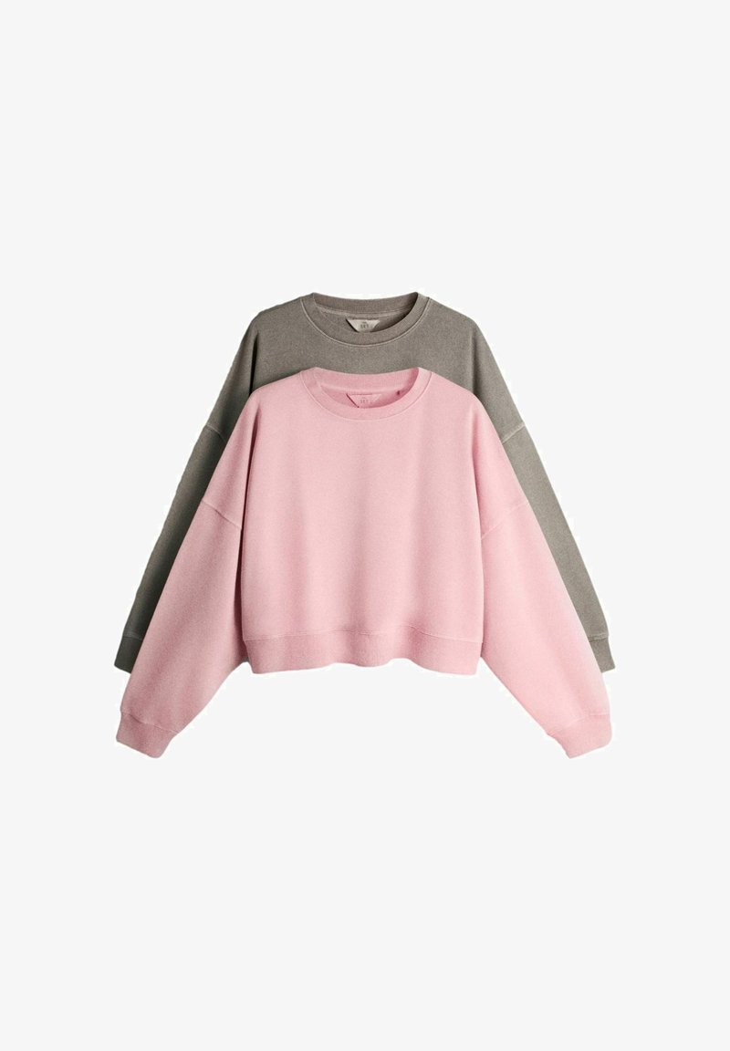 Twee sweatshirts met ronde hals, één roze en één grijs, platliggend met het roze sweatshirt voorop en overlappend op het grijze.