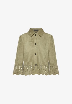 Zielona oliwkowa zamszowa kurtka z kołnierzem, czarnymi guzikami z przodu oraz kwiatowymi wzorami wyciętymi wzdłuż falistego brzegu i mankietów.