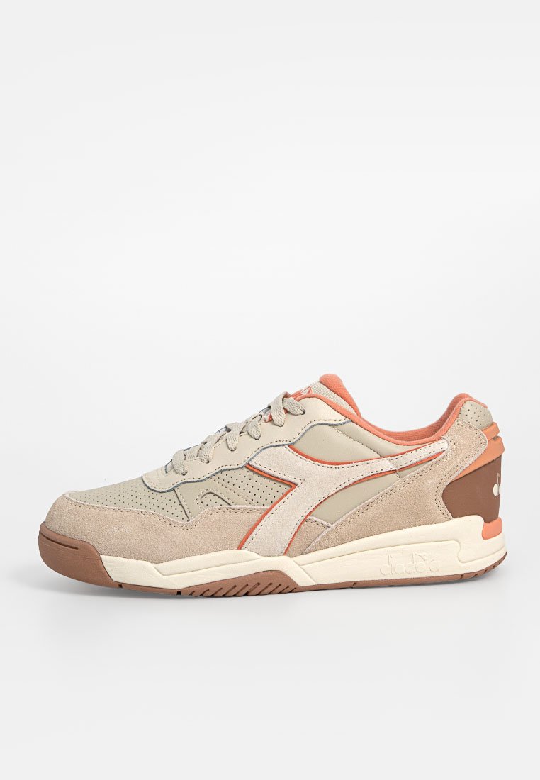 Sneakers beige chiaro realizzati in pelle scamosciata e mesh, con dettagli arancioni, perforazioni, punta rotonda e suola in gomma resistente.