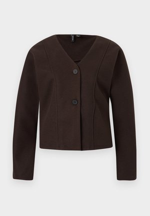 Veste courte marron foncé à manches longues, col en V, avec deux boutons noirs sur le devant, présentée sur un fond clair.