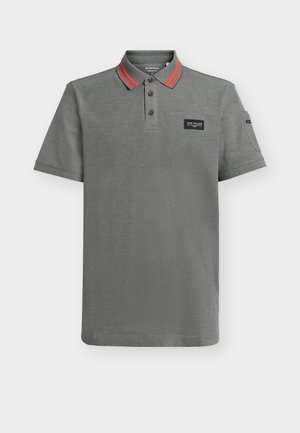 Graues Poloshirt mit kurzen Ärmeln, drei Knöpfen, rot gestreiftem Kragen und Brustlogo mit der Aufschrift "Tom Tailor".