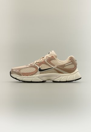 Nike Sportswear, V5 RNR PREMIUM - Маратонки - sanddrift/off noir/blur/light orewood brown