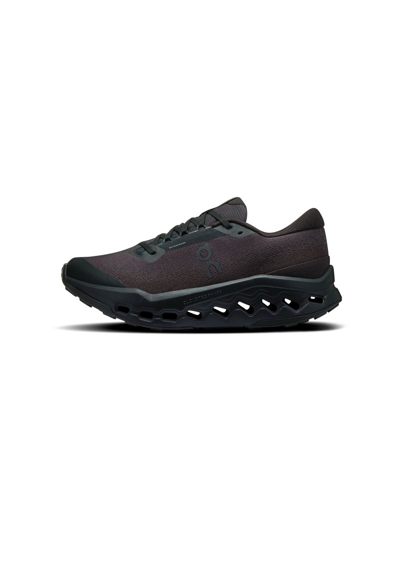 Sneakers con una toma superiore in tessuto viola scuro, suola in gomma nera e un design distintivo della intersuola scavata per un maggiore ammortizzamento.