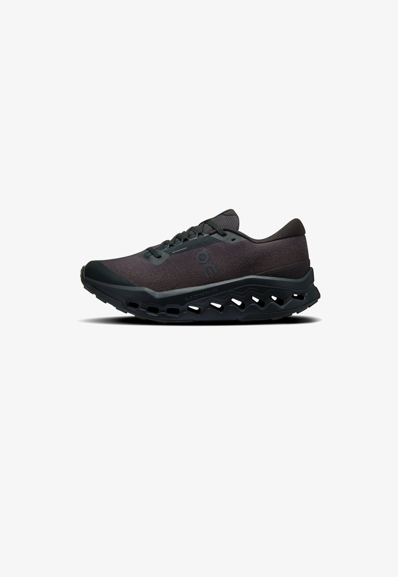 Sneakers con una toma superiore in tessuto viola scuro, suola in gomma nera e un design distintivo della intersuola scavata per un maggiore ammortizzamento.
