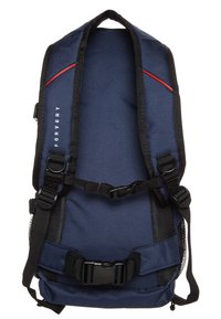 Mochila de tela azul con correas ajustables, un broche frontal, bolsillos laterales de malla y acentos rojos en la parte superior.