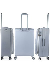 Juego de maletas de tres piezas en tela de color gris claro. Presenta asas retráctiles, ruedas suaves y un cierre de cremallera con candado de combinación en una de las piezas.