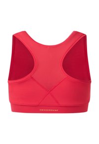 Rød sports-bh med racerback-design og netpanel, med mærkenavnet Swedemount i små gyldne bogstaver nederst i midten.