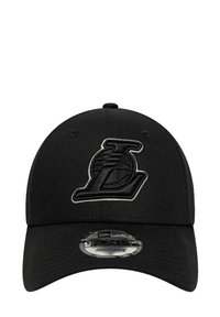 Schwarze verstellbare Baseballkappe mit einem bestickten schwarzen und silbernen Logo auf der Vorderseite. Hergestellt aus einem glatten Material mit einem gebogenen Schirm.