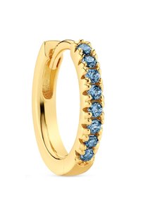 Orecchino a cerchio in oro con una fila di gemme blu. Il cerchio ha una texture liscia e una finitura lucida, mettendo in risalto un design contemporaneo.