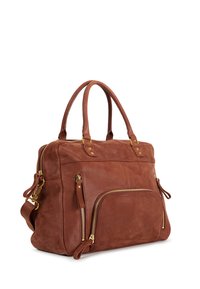 Borsa in pelle marrone con doppi manici, una tracolla rimovibile e molteplici tasche con zip. Texture morbida con dettagli in ottone.