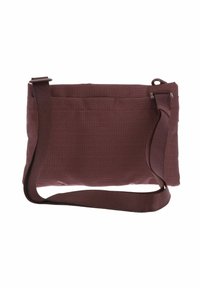 Sac en tissu bordeaux à texture lisse, de forme rectangulaire, avec une sangle réglable et un haut zippé. Comprend une poche avant pour un rangement supplémentaire.