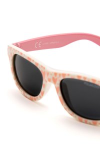 Occhiali da sole con montatura bianca decorata con un motivo a cuori rosa, lenti scure e aste rosa. Marcati con certificazione UV400 categoria 4.