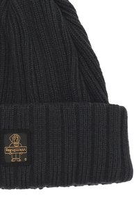 Berretto lavorato a maglia nero con texture a coste. Presenta una toppa rettangolare nera con un logo di cane dorato e il testo "RefrigiWear".