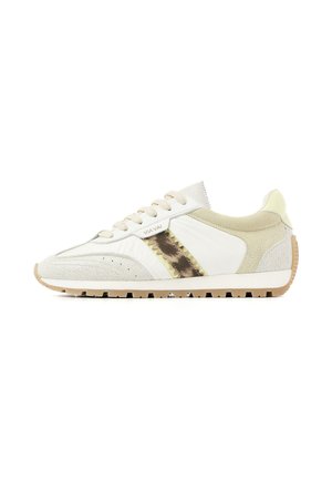 Witte en beige lage sneaker met beige veters, een gestructureerde zool en een bruin gestreept patroon aan de zijkant.