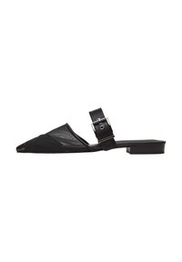 Chaussures plates slingback noires avec un bout pointu, une tige en mesh et une sangle ajustable avec une boucle en argent. Talon carré bas.