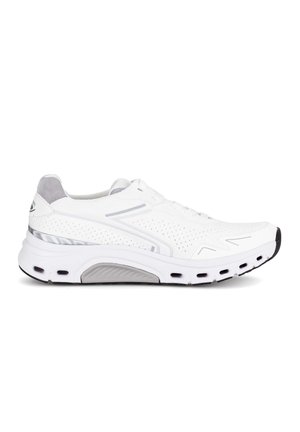 Baskets blanches sportives avec empeigne perforée, accents gris, semelle rembourrée avec trous de ventilation, et détails de la semelle extérieure noirs.