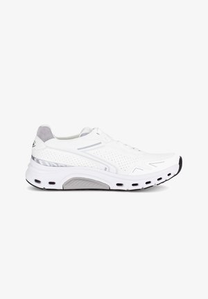 Witte sportsneaker met geperforeerde bovenkant, grijze accenten, gedempte zool met ventilatiegaten en zwarte loopvlakdetails.