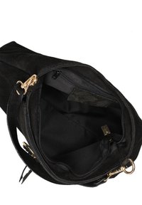 Borsa a tracolla in suede nera con hardware dorato. Presenta una chiusura a cerniera e una foderatura in tessuto, che mette in mostra un design interno ben organizzato.