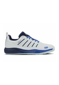 Scarpa da tennis bianca con accenti blu, dotata di una tomaia in rete testurizzata, supporto strutturato e suola a disegno per una migliore aderenza.
