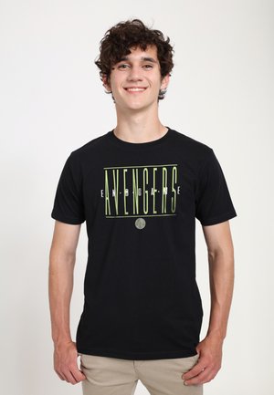 Sort bomulds t-shirt med et grønt "AVENGERS: ENDGAME" grafik. Korte ærmer, rund hals og afslappet pasform.