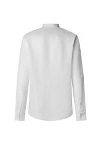 Lange mouwen witte blouse, gemaakt van lichte stof, heeft een traditionele kraag en knoopmanchetten, met een gladde, effen textuur.