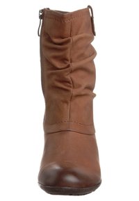 Botín de cuero marrón con diseño arrugado y cremallera lateral. Punta redondeada con textura suave y detalle de costura sutil.