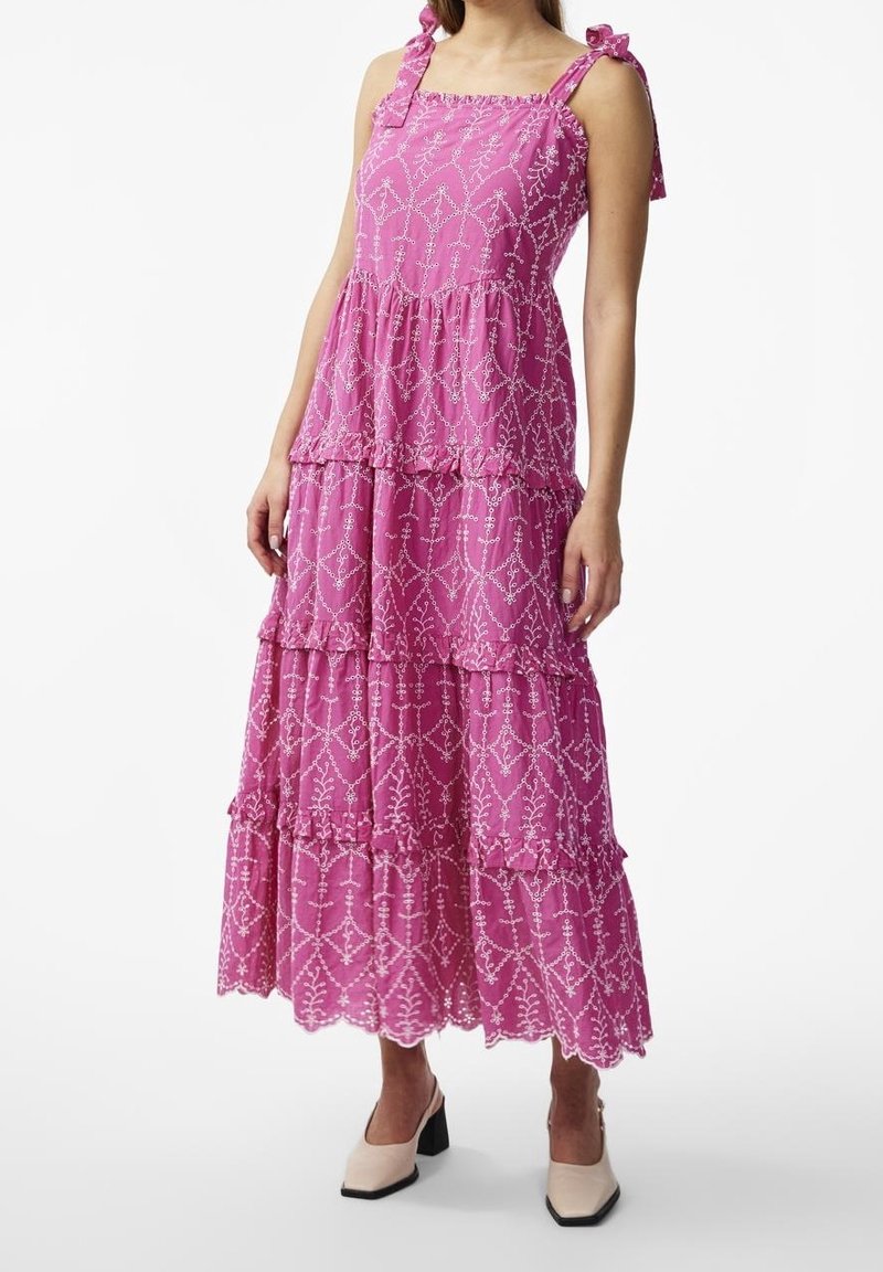 Vestido largo rosa con un diseño de capas, que presenta detalles bordados, escote cuadrado y tirantes con lazo. Hecho de una tela ligera.