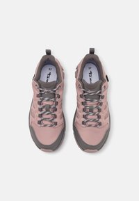 Rosa Netz-Sportschuhe mit grauen Akzenten, ausgestattet mit einem gepolsterten Schaft, reflektierenden Schnürsenkeln und einer strukturierten Außensohle. Größe 37.