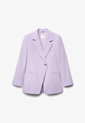 Blazer lilas en tissu texturé, présentant un col cranté, une fermeture à un bouton, deux poches avant et une poche poitrine.