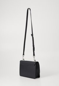 Schwarze Lederhandtasche mit rechteckiger Form, verstellbarem Riemen, silbernem Zubehör und glatter Textur. Verfügt über eine einzelne Fronttasche.