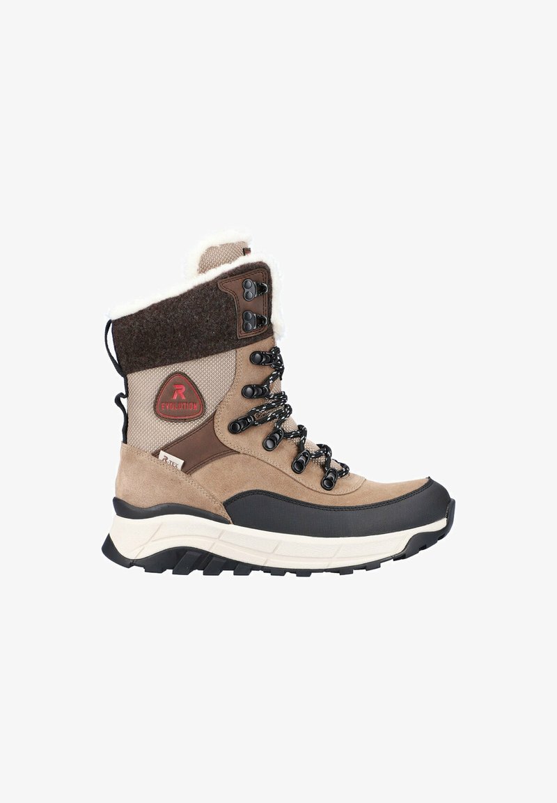 Bottine en suede marron avec un col en polaire, des panneaux en maille, des œillets en métal et une semelle en caoutchouc texturée. Dotée d'un embout renforcé.