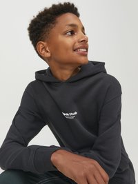 Hoodie noir en mélange de coton, avec une poche avant et un logo blanc sur la poitrine. Le design a une coupe décontractée et des poignets côtelés.