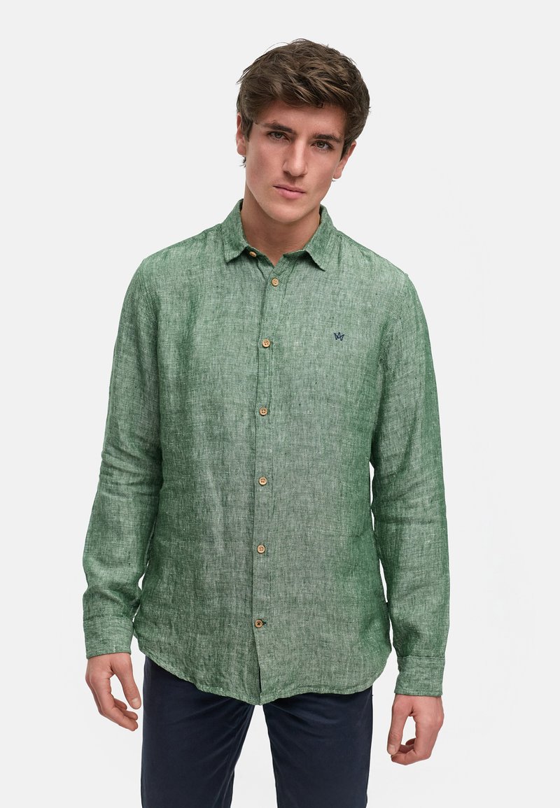 Camicia button-up verde, texture con colletto e maniche lunghe; presenta un piccolo logo blu e bottoni in legno. Design di vestibilità regolare.