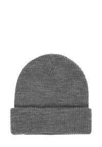 Grijze gebreide beanie met een omgeslagen rand. Gemaakt van een gestructureerde stof, met een geribbelde structuur en een gladde bovenkant. Geen versieringen of patronen.
