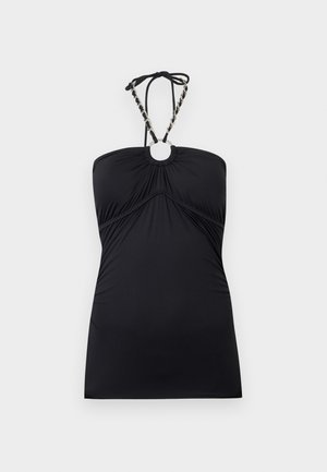 Μαύρο φόρεμα με λαιμόκοψη halter, ιμάντες συνδεδεμένοι με αλυσίδα και λεπτομέρεια με κυκλικό μεταλλικό δακτύλιο στη λαιμόκοψη, εφαρμοστό και χωρίς μανίκια.