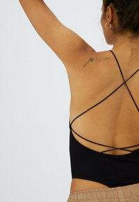 Stradivarius NAHTLOSER MIT MODISCHEM RÜCKEN  - Top - black