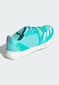 Scarpa sportiva turchese con strisce bianche, materiale in mesh sintetico, punta arrotondata, colletto imbottito e logo “ADIZERO” sul lato.
