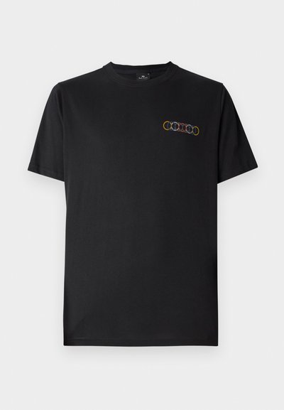 Juodas medvilnės marškinėliai su apvaliu kaklu ir trumpomis rankovėmis. Ypatybė - spalvinga grafika su persidengiančiais žiedais kairėje krūtinės pusėje.