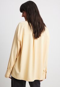 NA-KD Overhemdblouse - butter