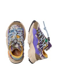 Chaussures de randonnée colorées avec un dessus texturé et duveteux dans des nuances de violet, vert et bleu. Semelle beige robuste avec un système de verrouillage des lacets unique.