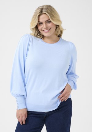 Pull en maille bleu clair avec de longues manches bouffantes et un col rond. Présente des accents de boutons sur les poignets et une texture lisse et douce.
