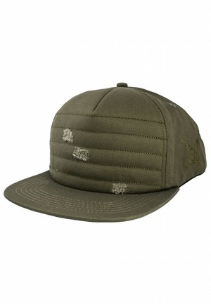 Cappellino verde oliva con visiera piatta, realizzato in tessuto testurizzato, con cuciture orizzontali e toppe usurate; posizionato leggermente inclinato.