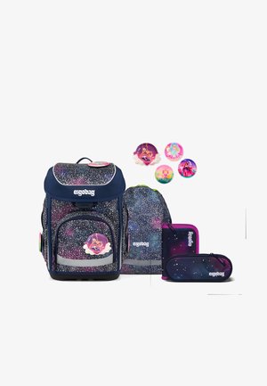 Ergobag rugzakset met een sterrenstelselpatroon in marineblauw en paars, met reflecterende accenten en kleurrijke decoratieve badges.