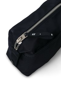 Musta kangaskassi, jossa on hopeinen vetoketju, verkkomainen sivupaneeli ja kudottu vetotappi. Muotoilu on suorakulmainen ja pinta on sileä.