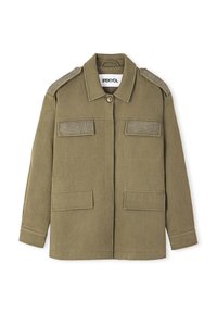 Chaqueta verde oliva con dos bolsillos en el pecho, acentos en los hombros y cierre de botón. Fabricada en tejido texturizado, diseñada con un corte recto.