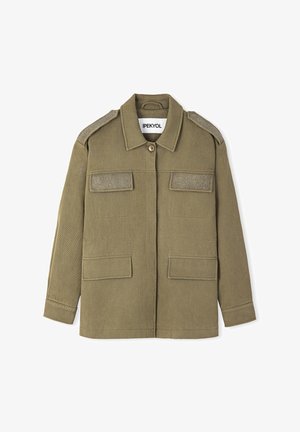 Olijfgroene jas met twee borstzakken, schouderaccenten en een knoopsluiting. Gemaakt van een gestructureerde stof, ontworpen met een rechte pasvorm.