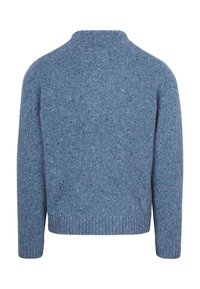 Blauwe gebreide trui met een gestructureerd patroon, geribbelde zoom en manchetten, en een hoge halslijn. De stof oogt warm en comfortabel met een gespikkelde afwerking.