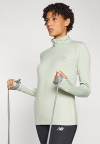 New Balance ESSENTIALS SPACE DYE QUARTER ZIP - Hosszú ujjú felső - garter snake