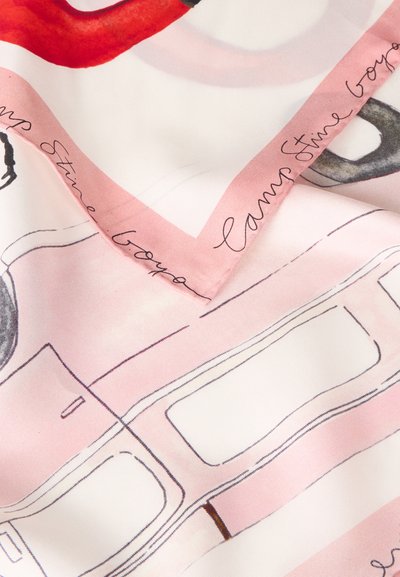 Μεταξωτός ύφασμα με ροζ περιθώριο, χειρόγραφη γραφή "Camp Stine Goya" και αφηρημένα σκίτσα σε απαλούς τόνους ροζ, κόκκινου, μαύρου και λευκού.
