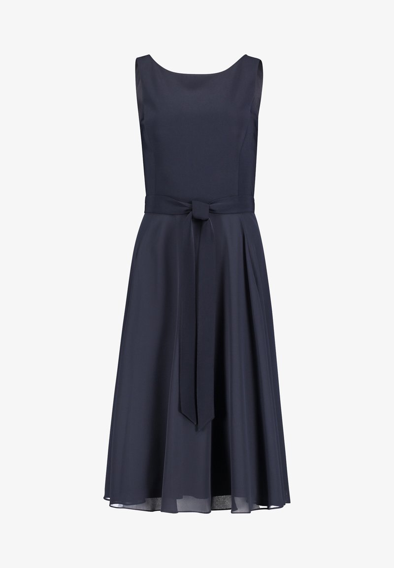Robe midi bleu marine sans manches avec un col rond et une ceinture en tissu nouée à la taille.